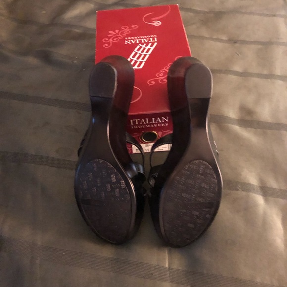 Black sandals NWOT - Picture 2 of 4